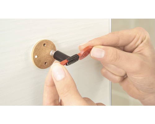 Montage eines Magnetkontakts an einer Wand.