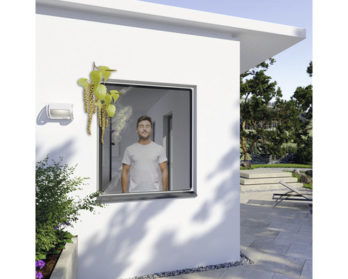 Vue extérieure d''une maison avec une moustiquaire à la fenêtre qui empêche le pollen de pénétrer