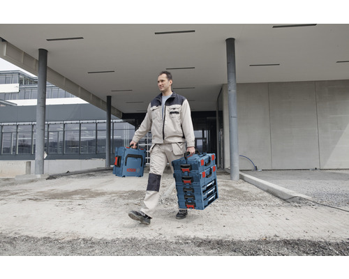 Handwerker trägt Bosch Werkzeugkoffer
