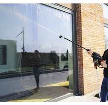 Nettoyage d''une façade en verre avec un nettoyeur haute pression.