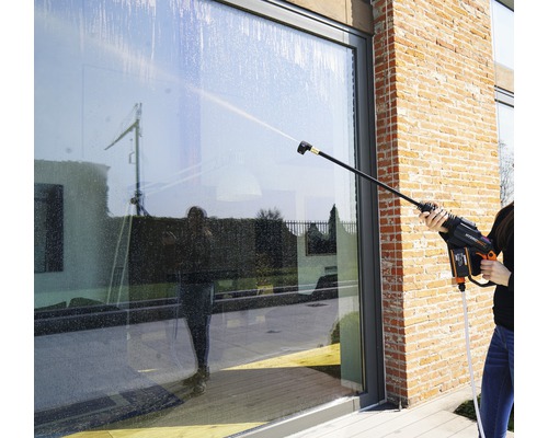 Nettoyage d''une façade en verre avec un nettoyeur haute pression.