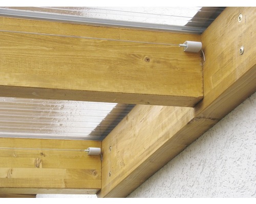 Vue détaillée d''un toit de terrasse en bois avec store à câbles tendus