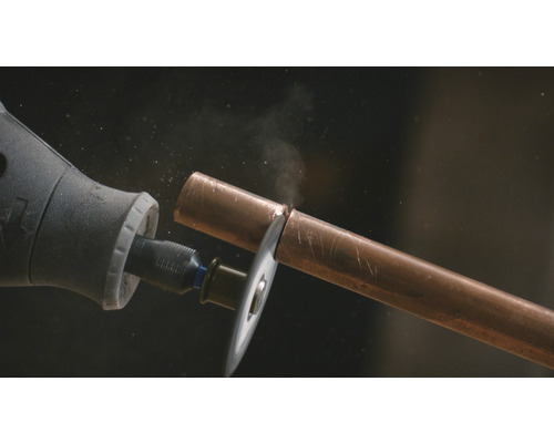 Multifunktionswerkzeug schneidet Kupferrohr