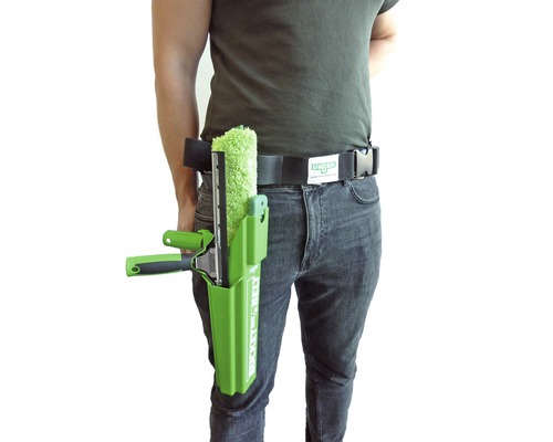 Person mit Fensterputzwerkzeug und Unger-Gürtel