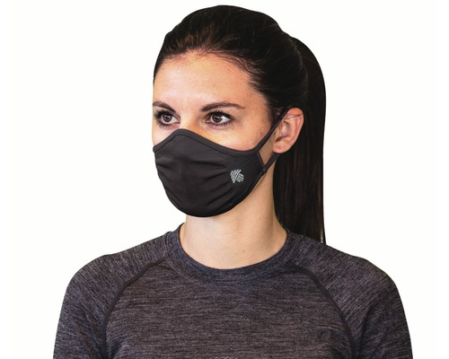 Femme avec un masque facial noir comme protection bouche-nez