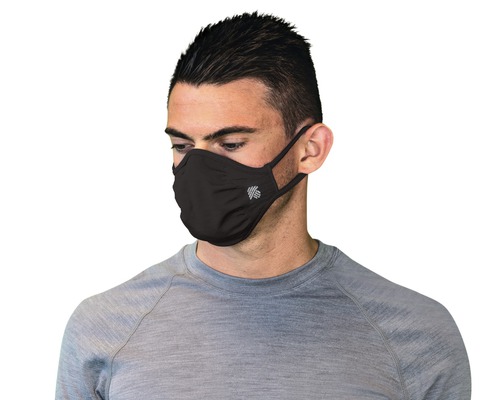 Homme avec masque en tissu noir
