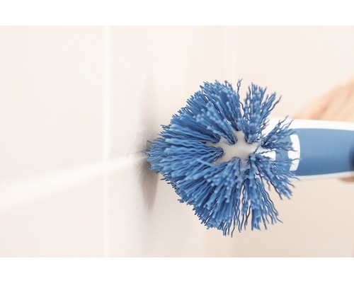 Toilettenbürste bei der Reinigung von Fugen