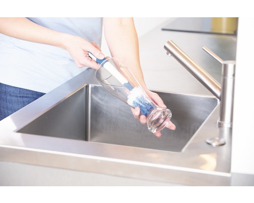 Nettoyage d''un vase avec une brosse à vaisselle dans un évier en acier inoxydable