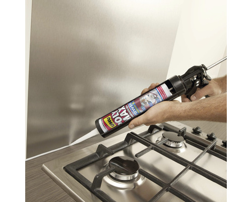 Anwendung von Montagekleber in einer Küche mit einer Kartuschenpistole.