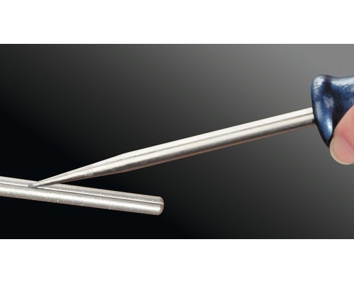 Pointeau avec manche et pointe métallique pour percer des trous