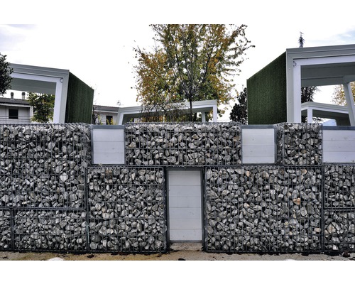 Gabionenwand mit Tür und Steinbefüllung