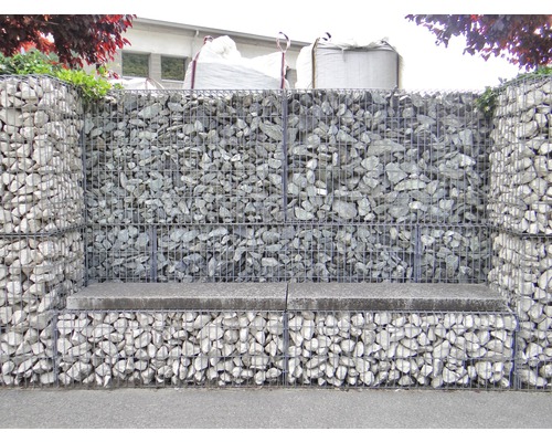 Gabionenwand mit Sitzbank aus Steinen und Drahtgitter