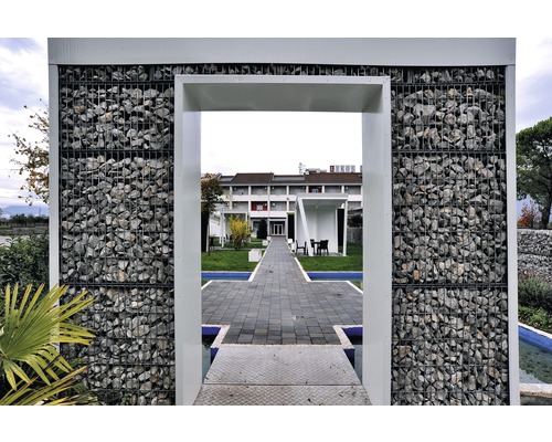 Torrahmen mit Gabionenwand im Aussenbereich