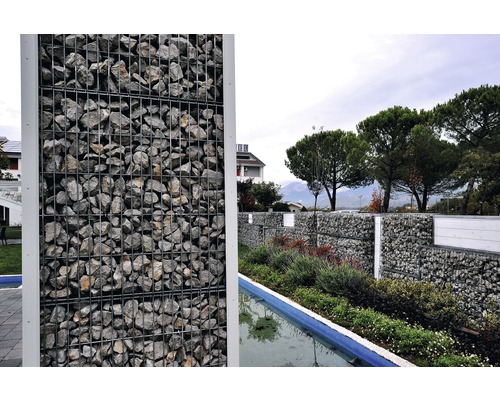 Gabionenwand mit Steinen gefüllt