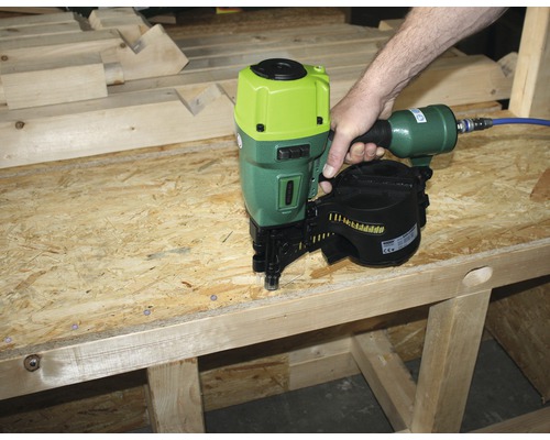 Druckluftnagler im Einsatz auf einer Holzoberfläche