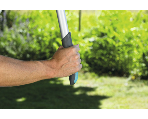 Main tenant un outil de jardinage avec une poignée dans le jardin