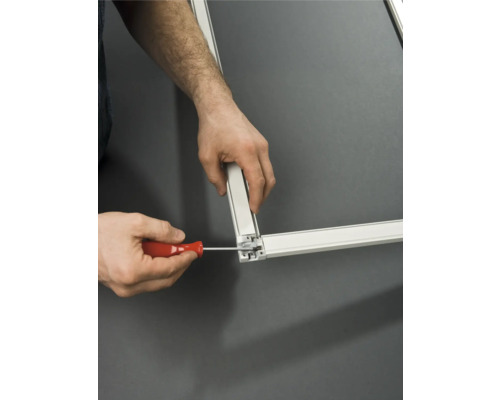 Montage vun engem Insekteschutzrahmen mat engem Schrauber.