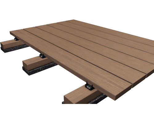 Terrassendielen montiert auf Unterkonstruktion mit Dämmplatten