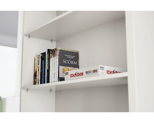 Étagère avec des livres et un jeu Monopoly