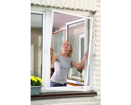 Femme actionnant une moustiquaire sur une fenêtre