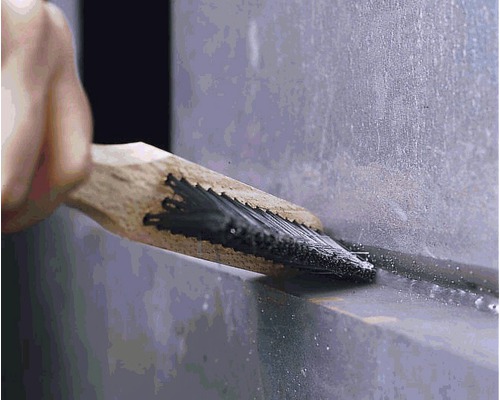 Brosse à joints utilisée pour nettoyer un joint