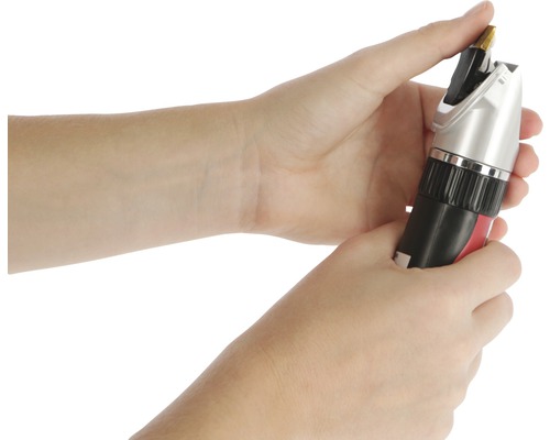 Les mains tiennent un coupe-poils de nez