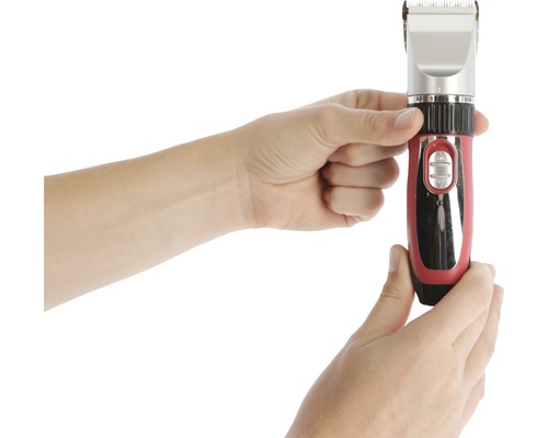 Les mains tiennent une tondeuse pour animaux