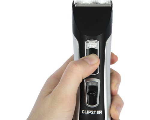 Main actionnant une tondeuse à cheveux