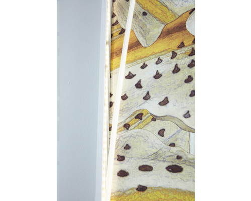 Detailansicht einer Wand mit LED-Streifen und dekorativer Tapete.