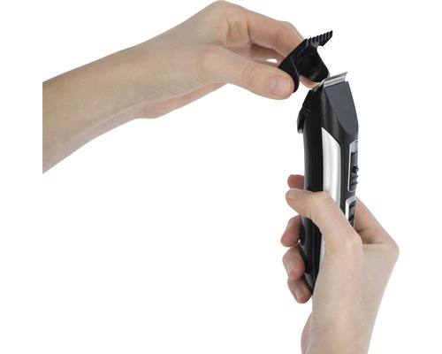 Des mains fixent un accessoire sur une tondeuse à cheveux