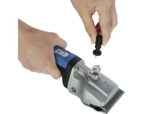 Akku-Schermaschine mit einer Person, die ein Zubehörteil anbringt