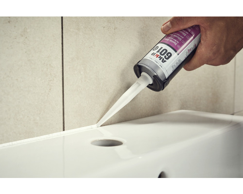 Application de silicone sanitaire sur une baignoire avec une cartouche