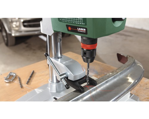 Tischbohrmaschine beim Bohren von Metall