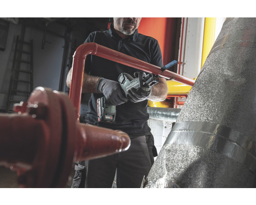 Eine Person sägt mit einer Metabo Säbelsäge ein Rohr.