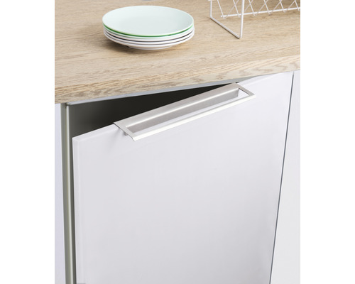 Meuble de cuisine avec poignée métallique