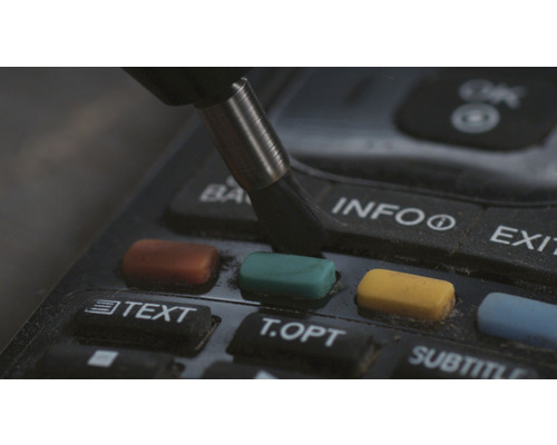 Nettoyage d''une télécommande avec un pinceau