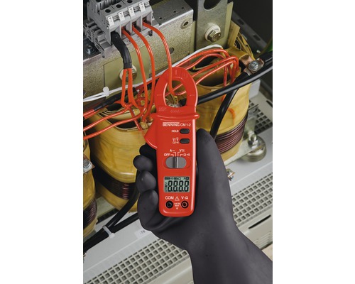 Pince ampèremétrique Benning CM 1-2 utilisée sur des câbles électriques
