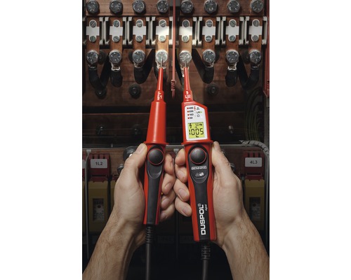 Testeur de tension en utilisation sur des connexions électriques