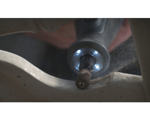 Un outil de ponçage travaille une pièce.