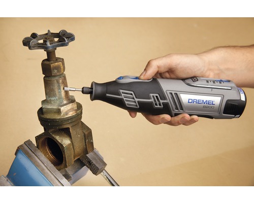 Outil multifonction Dremel 8200 utilisé sur une vanne métallique dans un étau
