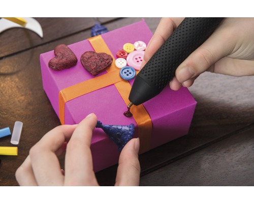 Verzierte Geschenkverpackung mit Klebestift zum Basteln