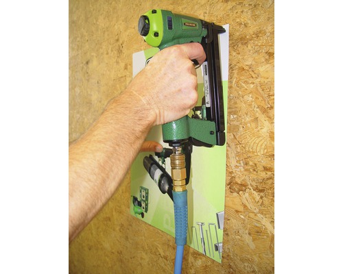 Eine Person bedient einen Druckluftnagler der Marke PRESSOFIX, der mit einem Druckluftschlauch verbunden ist.