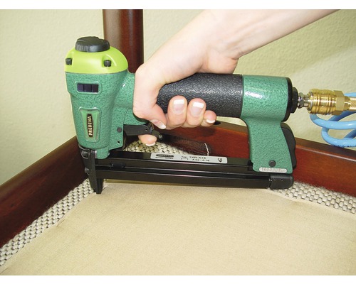 Prebena Drucklufttacker im Einsatz auf einem Stuhl