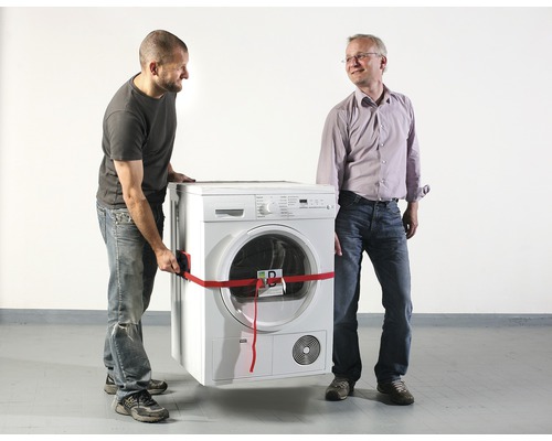 Deux hommes transportent un sèche-linge avec une sangle de transport.