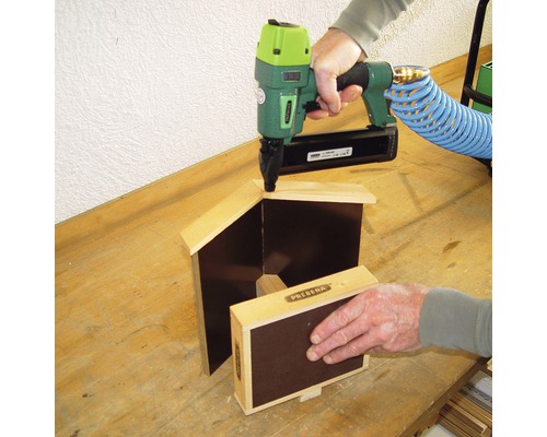 Druckluftnagler im Einsatz zum Bau eines Holzobjekts