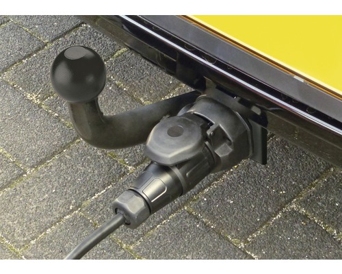 Anhängerkupplung am Fahrzeug mit Elektrokabel