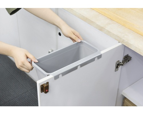 Poubelle à suspendre installée dans une armoire de cuisine