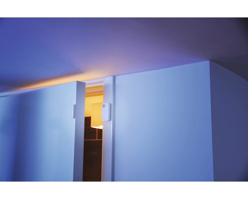 Raum mit Tür und installierten Tür- und Fenstersensoren