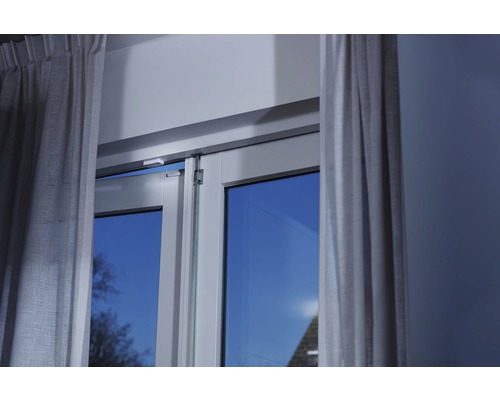 Fenster mit Vorhängen und Fensterverschluss