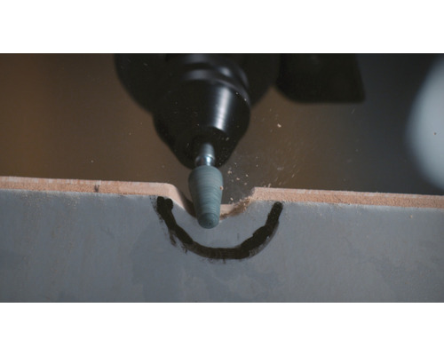 Outil rotatif perçant un trou dans un matériau